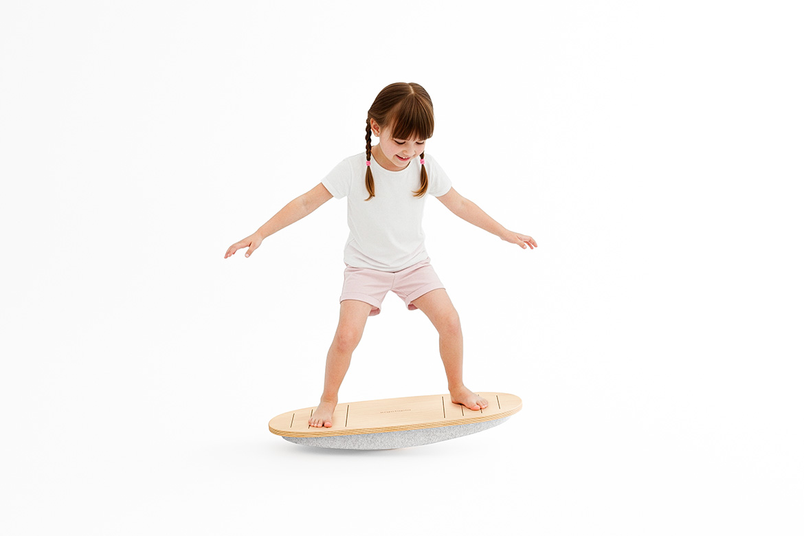 IDAID_Ergotopia_CORLEY-_Balanceboard_child
